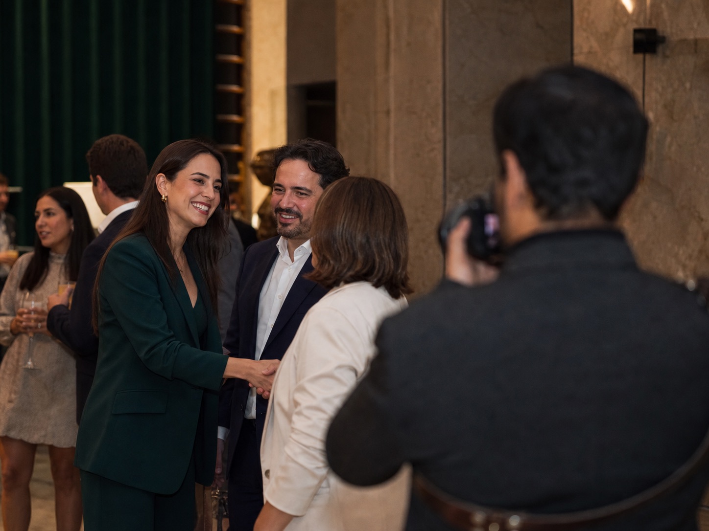 Fotógrafo documentando un encuentro empresarial en Ciudad de México