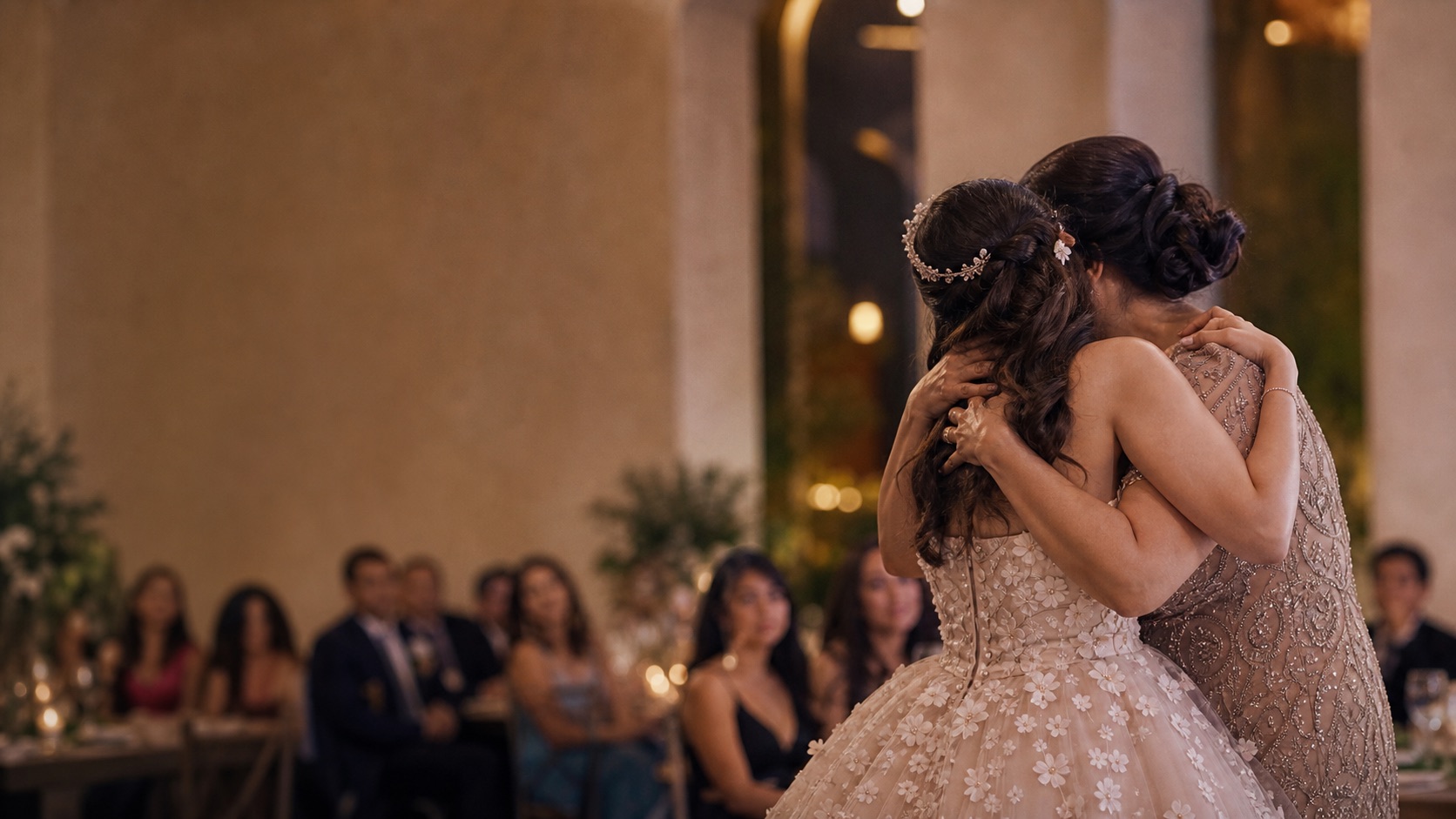 Abrazo emotivo durante una celebración de XV años en Ciudad de México